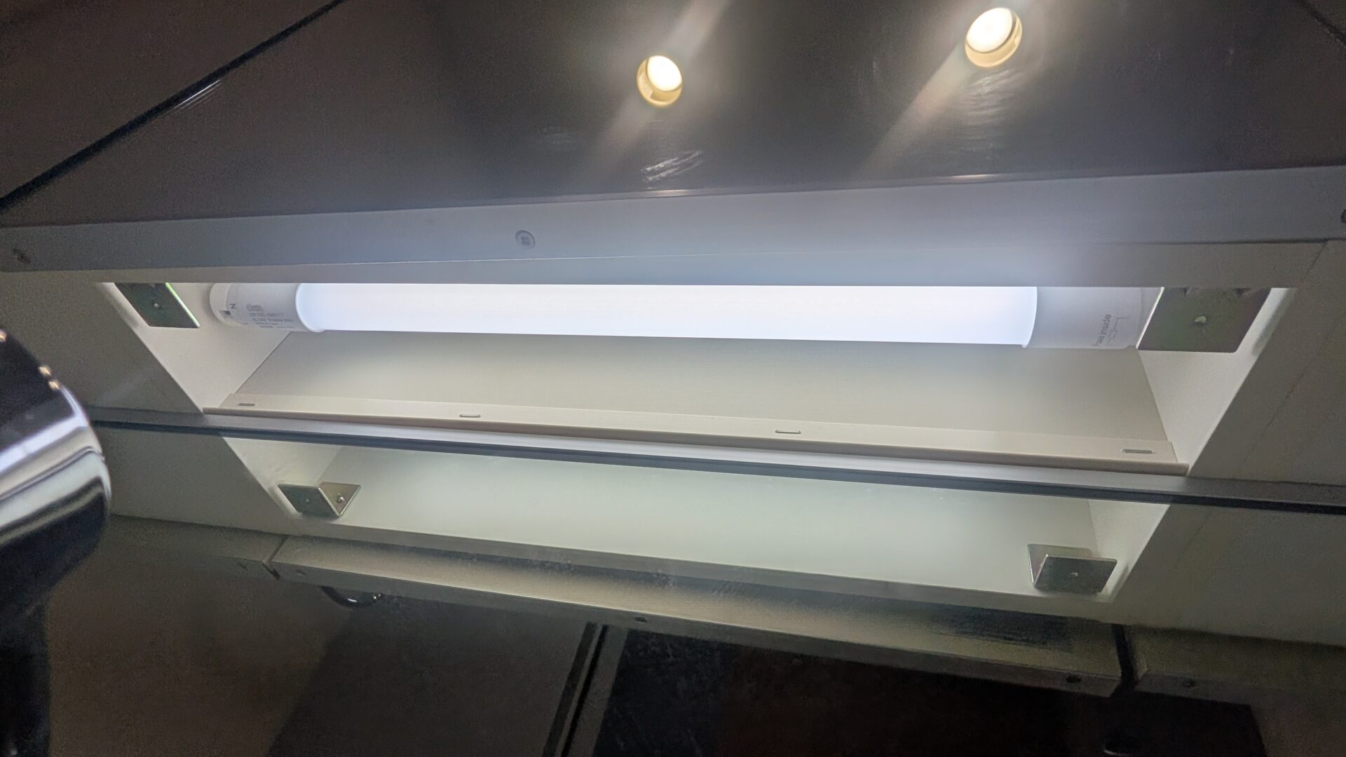 グロー球交換と蛍光灯交換だけでLED化が完了した洗面台照明