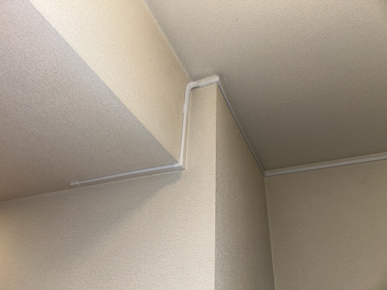 電線をモールで配線している様子