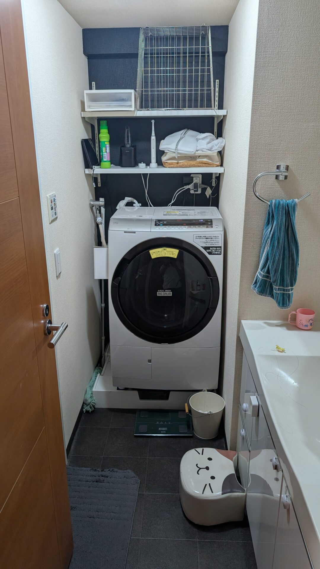 我が家の洗濯機置き場の交換後。かさ上げタイプの防水パンにドラム式洗濯機を載せ、脚の下に防振ゴムを敷いた状態