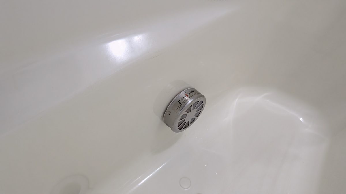 浴槽の内側の壁に付いている、丸い循環アダプター